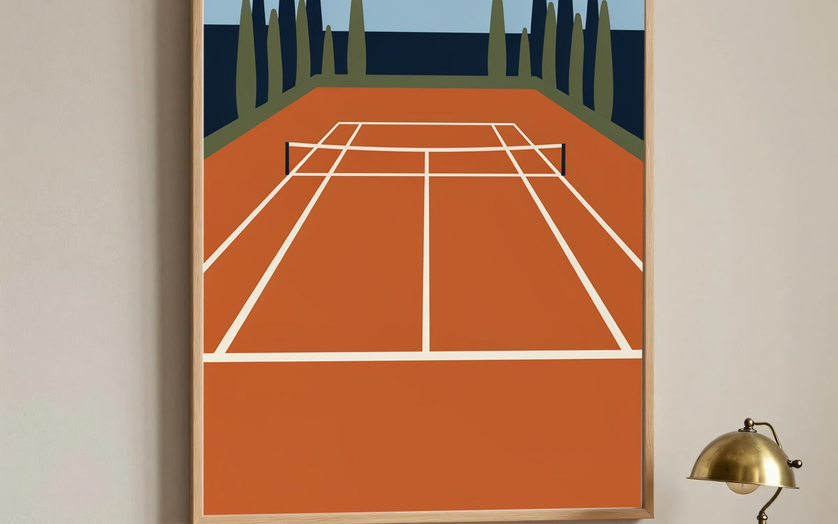 Toile Le Court encadree sur un mur creme