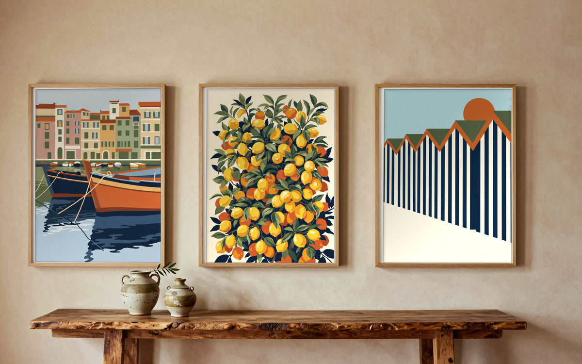 Trois toiles encadrees de la Galerie OSTRO sur un mur creme